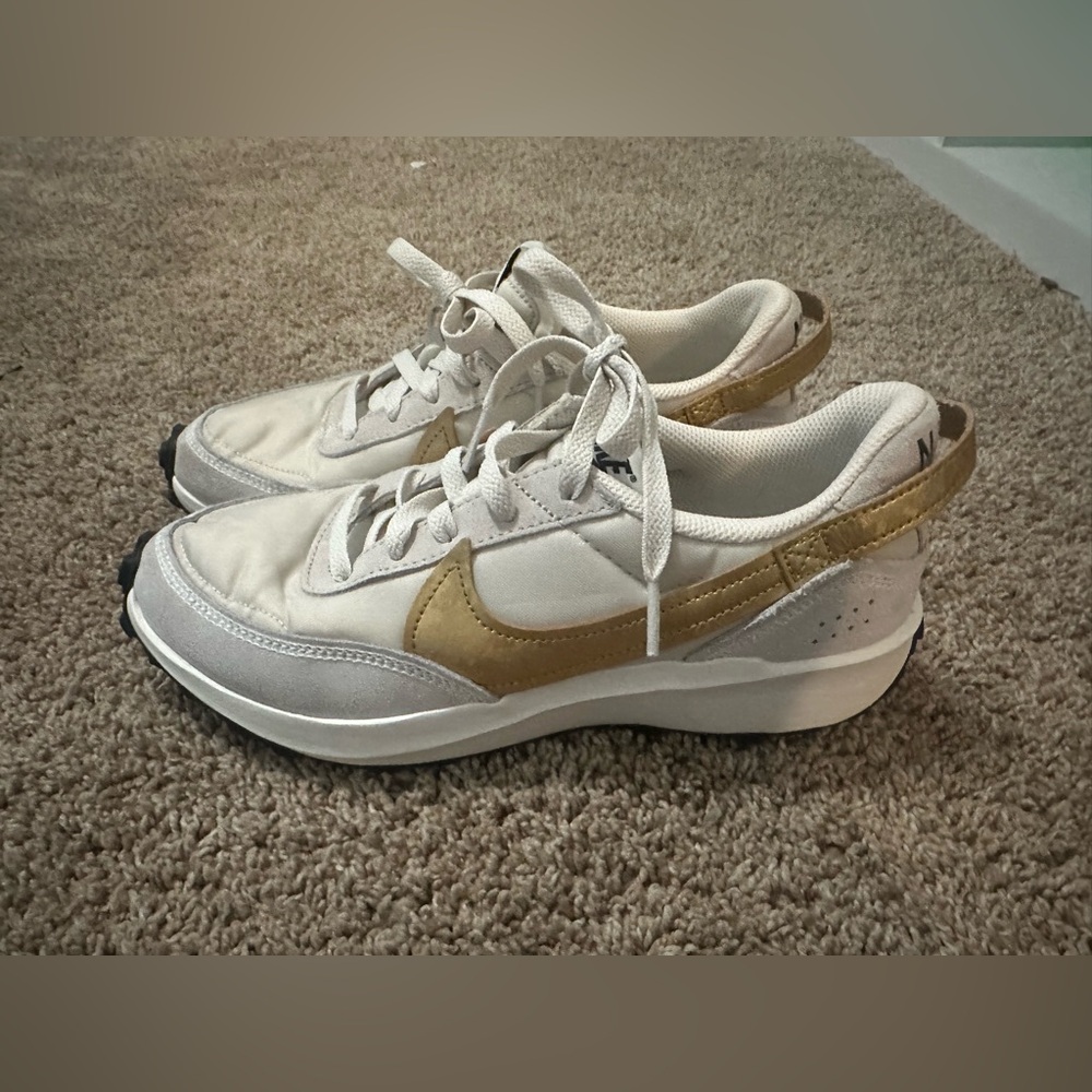 Nike Women's Nike Waffle Debut Sneakers in White and Gold Size 8.5 EUC